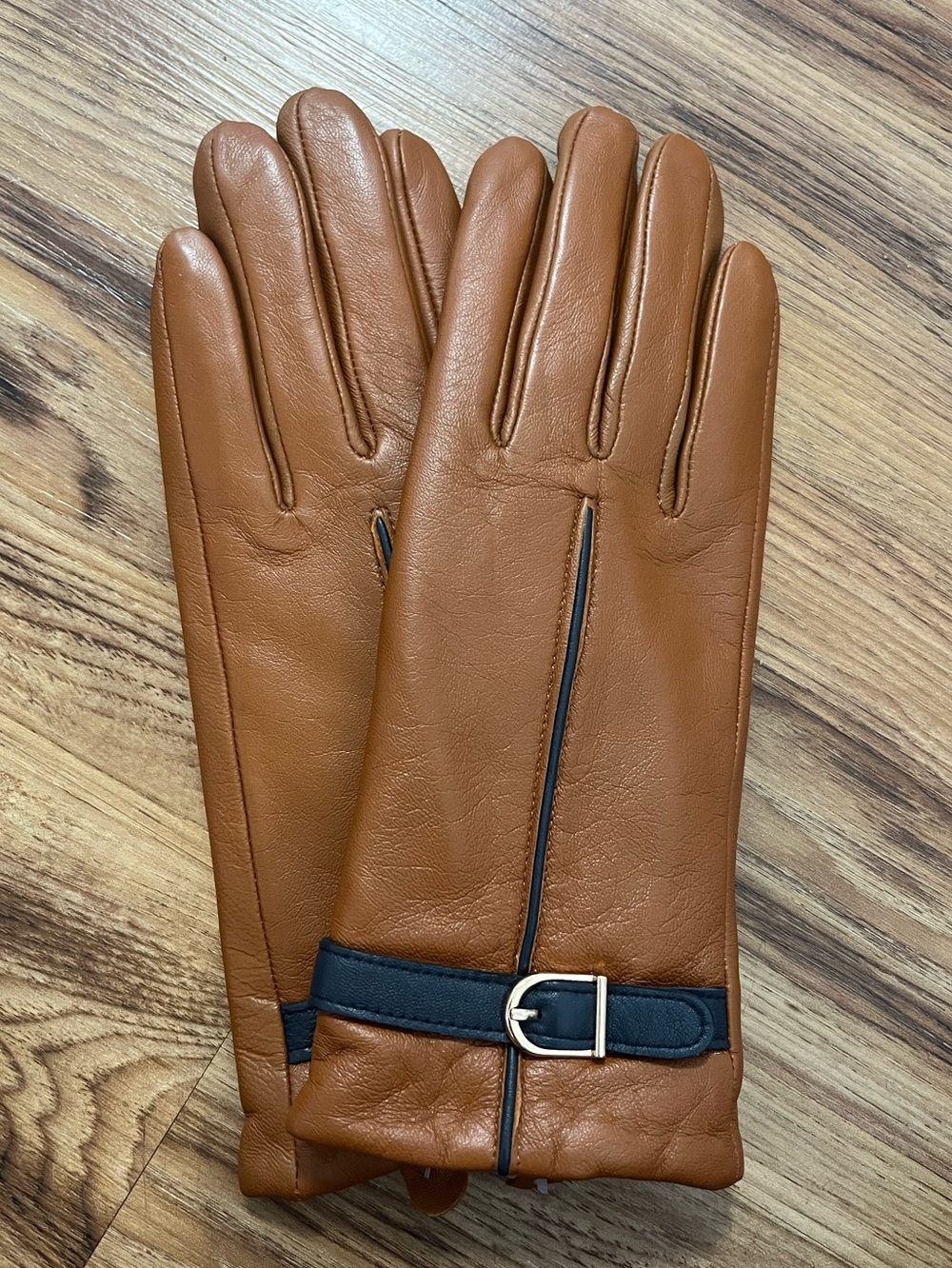 women’s leather riding-style gloves